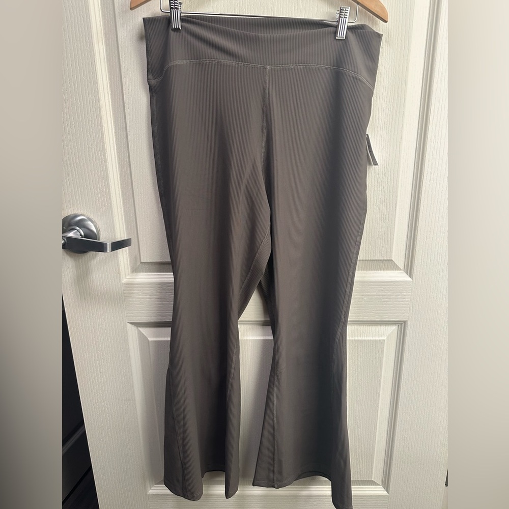 024 NWT OLD NAVY Active extra high rise super-flare Go-Dry Powersoft.